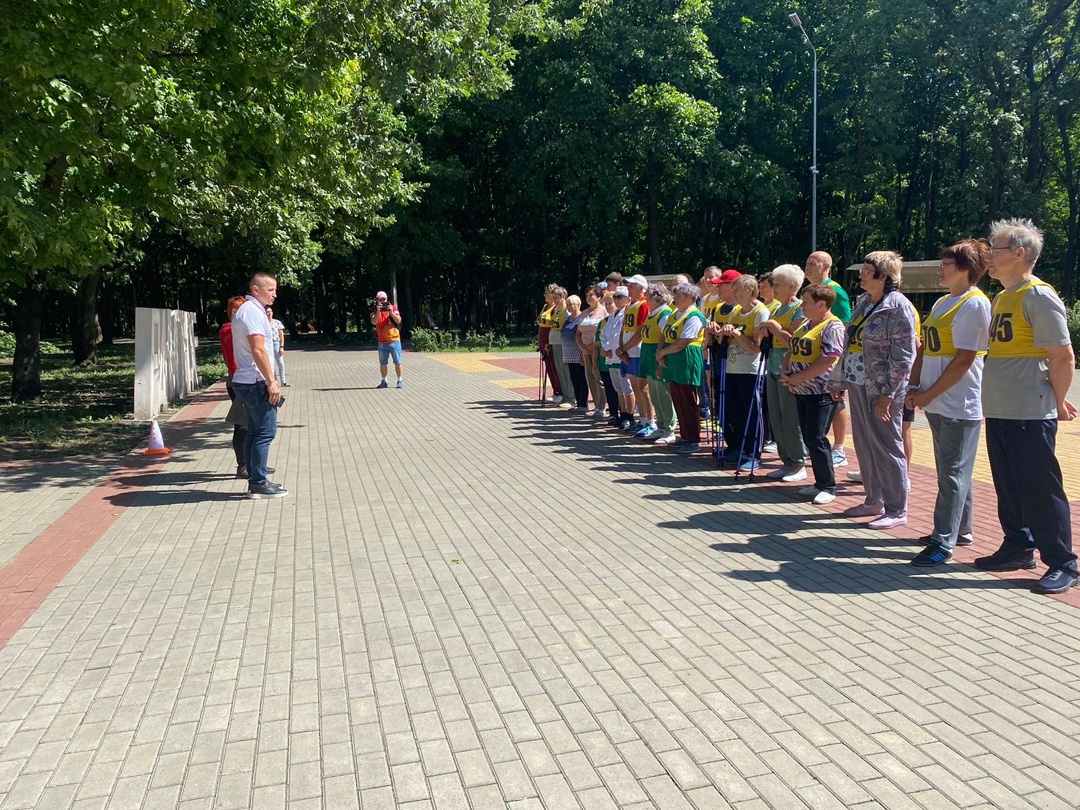 Сегодня в парке Юсуповых прошло замечательное спортивное мероприятие для старшего поколения нашего района - фестиваль Всероссийского физкультурно-спортивного комплекса &amp;quot;Готов к труду и обороне&amp;quot; среди жителей 15-18 ступеней (55 -70 лет и старше)..